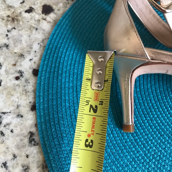 Stunning Antonio Melani Gold Ankle Strap Sandals - Picture 12 of 12